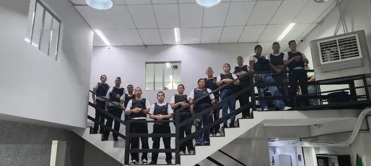 Instrutores e equipe da UZIL na sala de aula
